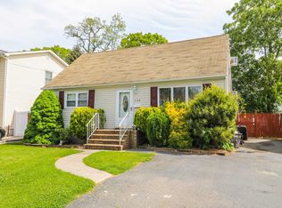 228 N Erie Ave, Lindenhurst, NY 11757