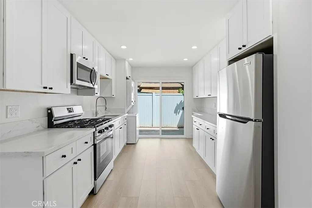 2 bed, 1003 sqft, $3,500 — Photo 1