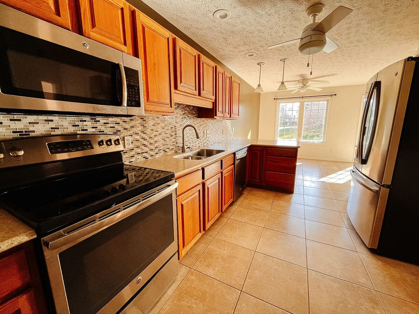 Renovated 3 Bedroom, 3 Bath Townhouse with 2-car garage and views! — Photo 3