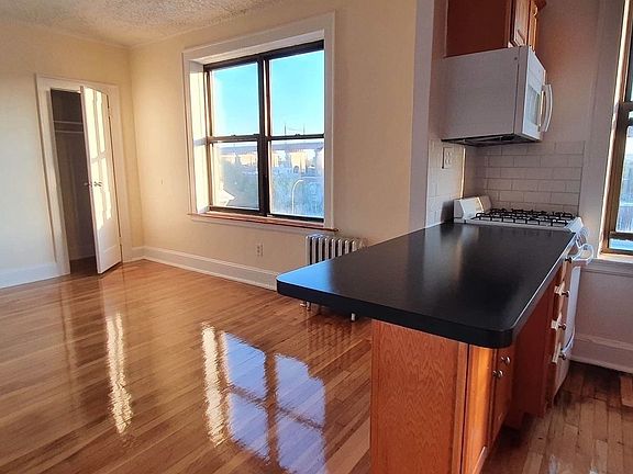 5th image of 21-70 Crescent St #3