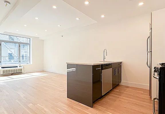 3rd image of 96 Steuben St #6CC