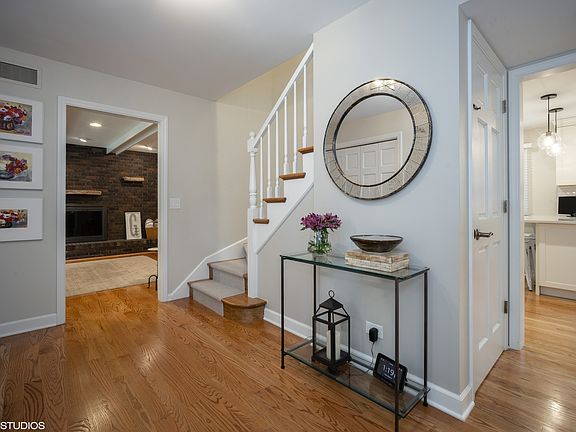 3rd image of 3055 Priscilla Ave
