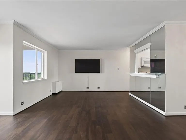 7320 Glenroie Ave #10E — Photo 8