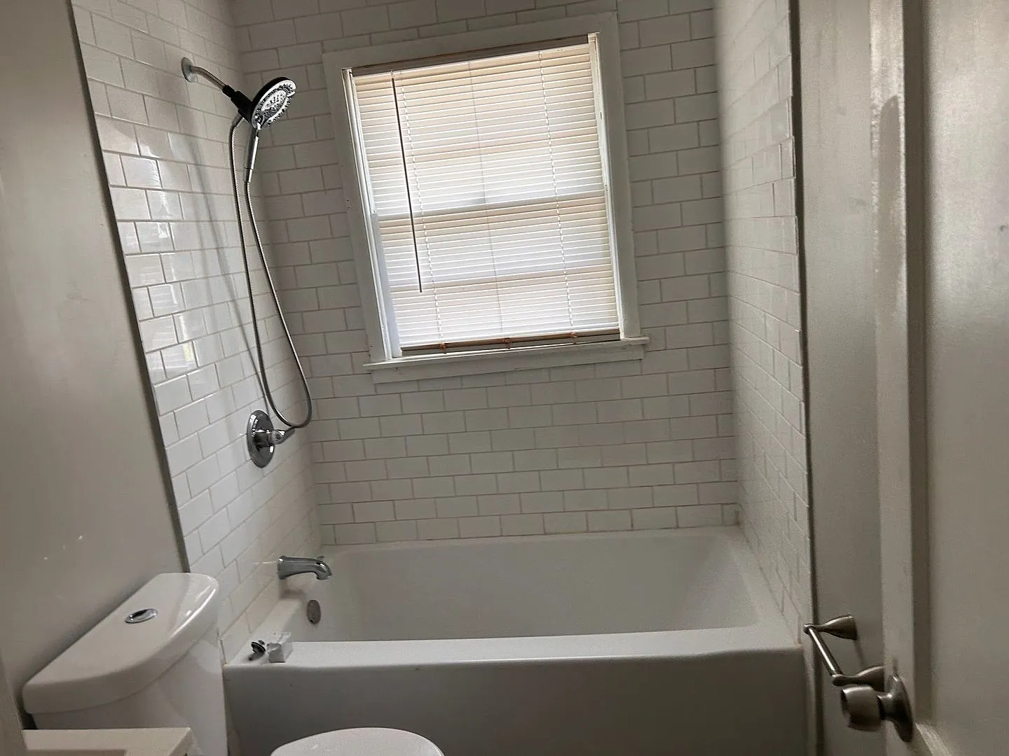 3br 1Ba and a large back yard with move in special! — Photo 4