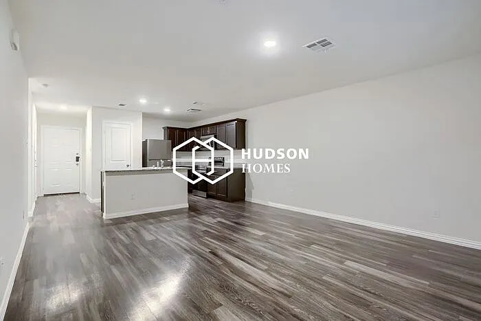 916 Olive St — Photo 6