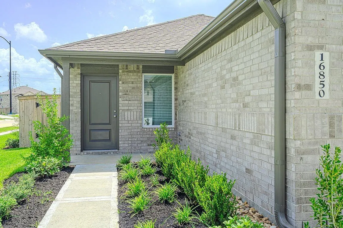 3 bed, 2.0 bath, 1450 sqft, $1,750 — Photo 2