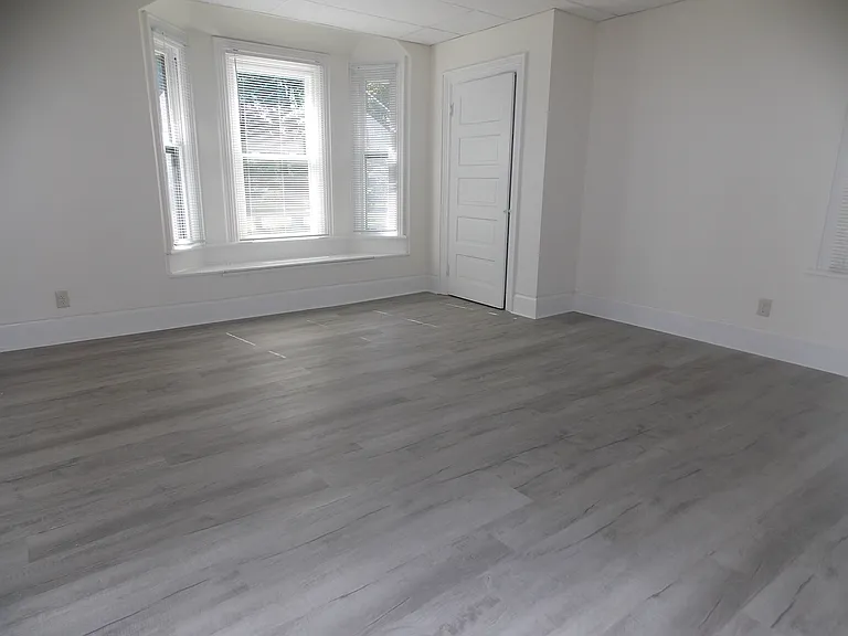 727 W Beaver St #5 — Photo 4