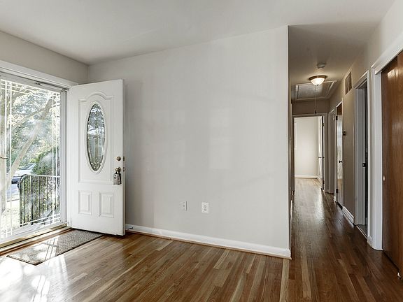 Entry w/ refinished hardwood