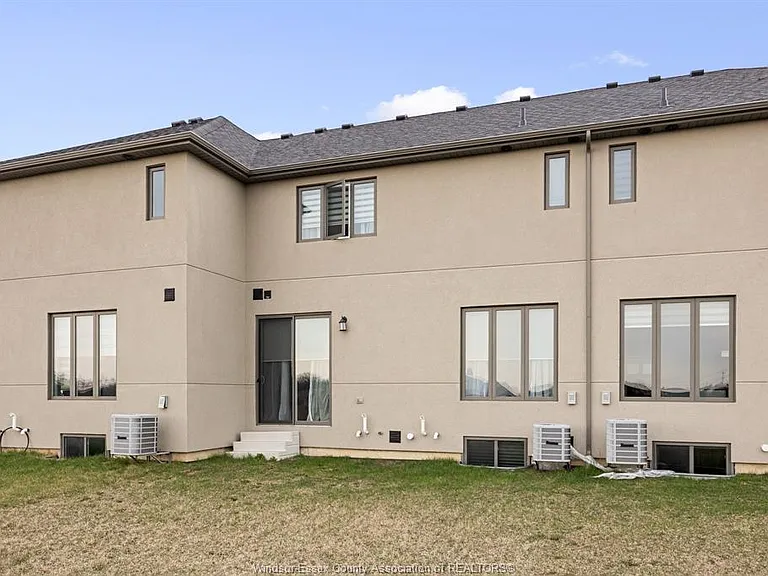 116 Peters St — Photo 24