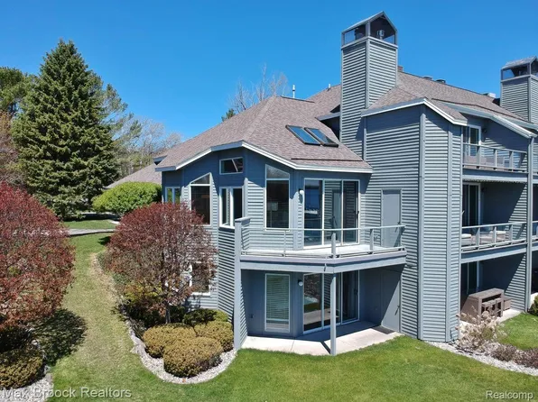 748 N Yacht Club Dr Unit 28, Suttons Bay, MI 49682