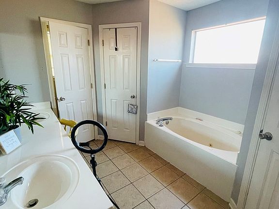 4th image of 813 Bayou Vista Dr