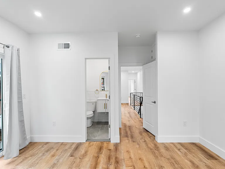 442 W Queen Ln #2 — Photo 26