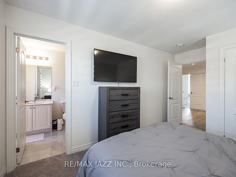 131 Courtney St — Photo 16