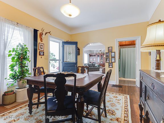 4th image of 716 Hall St