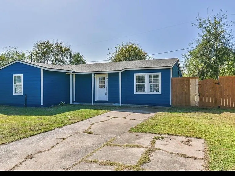 927 W 10th St — Photo 1