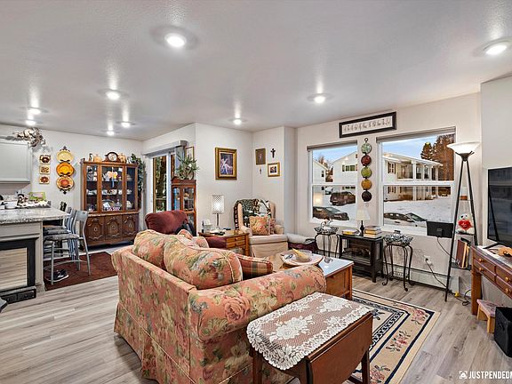 Living area, from entry