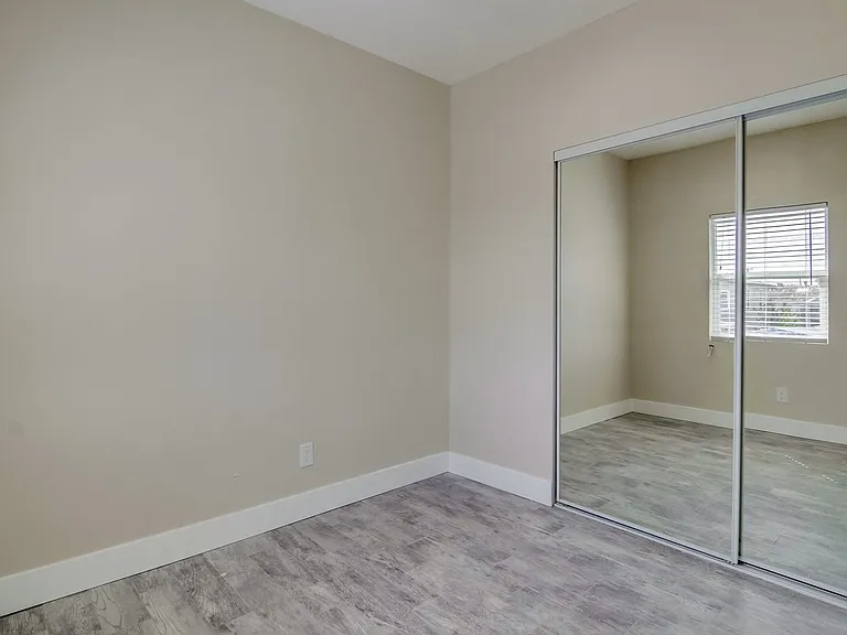 Commercial Suites — Photo 7