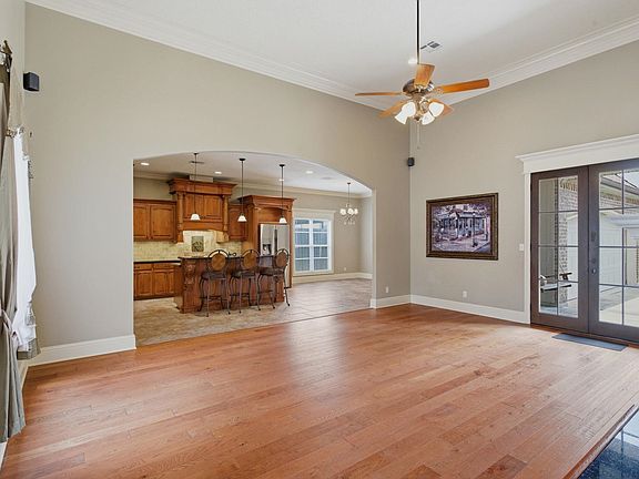 4th image of 929 Carondelet St