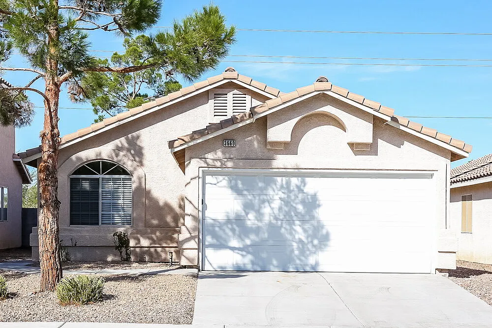 3 bed, 2.0 bath, 1306 sqft, $2,045 — Photo 1