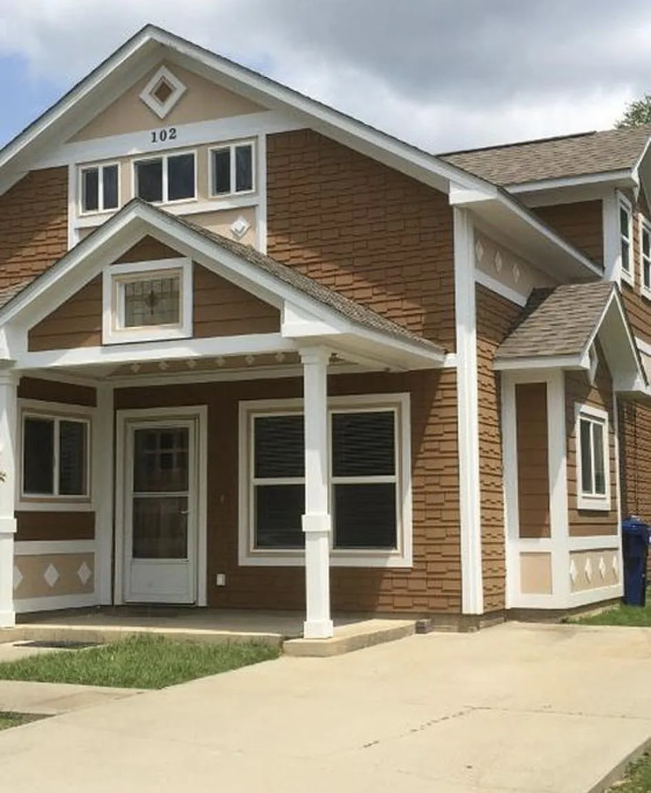 102 E Lee St — Photo 1