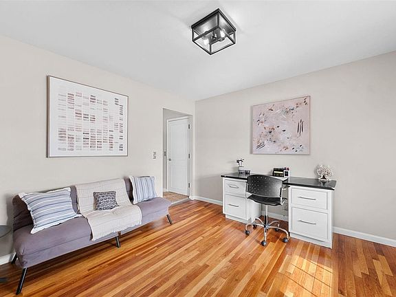5th image of 2057 Retford Dr
