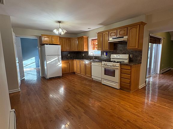 Eat in Kitchen Plenty of cabinets and pantry