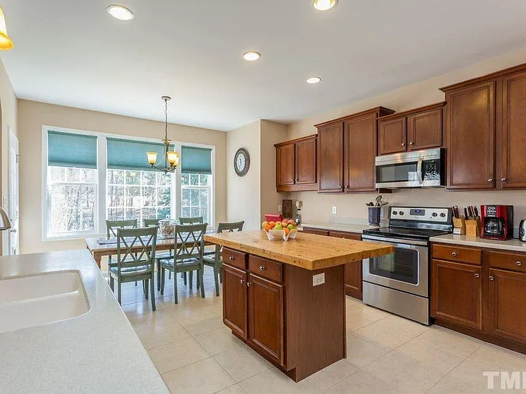 2501 Becketts Ridge Dr — Photo 5