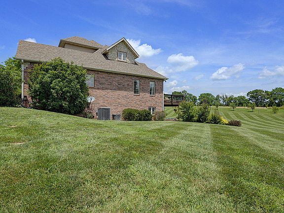 3rd image of 150 Oak Knoll Rd