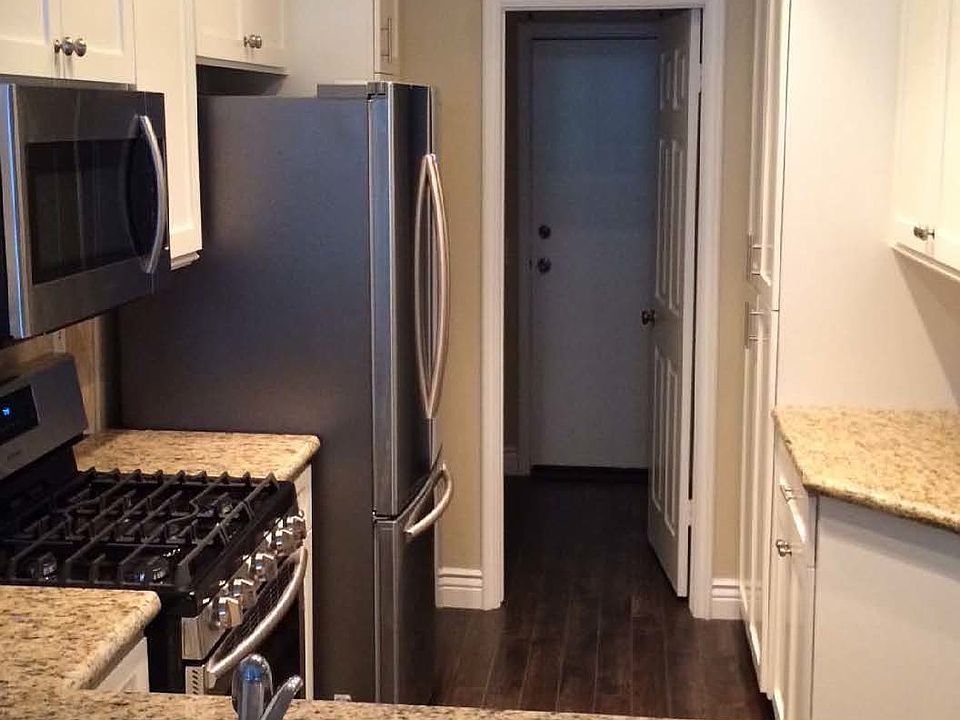 Kitchen w/ Newer High end Appliances and Cabinets