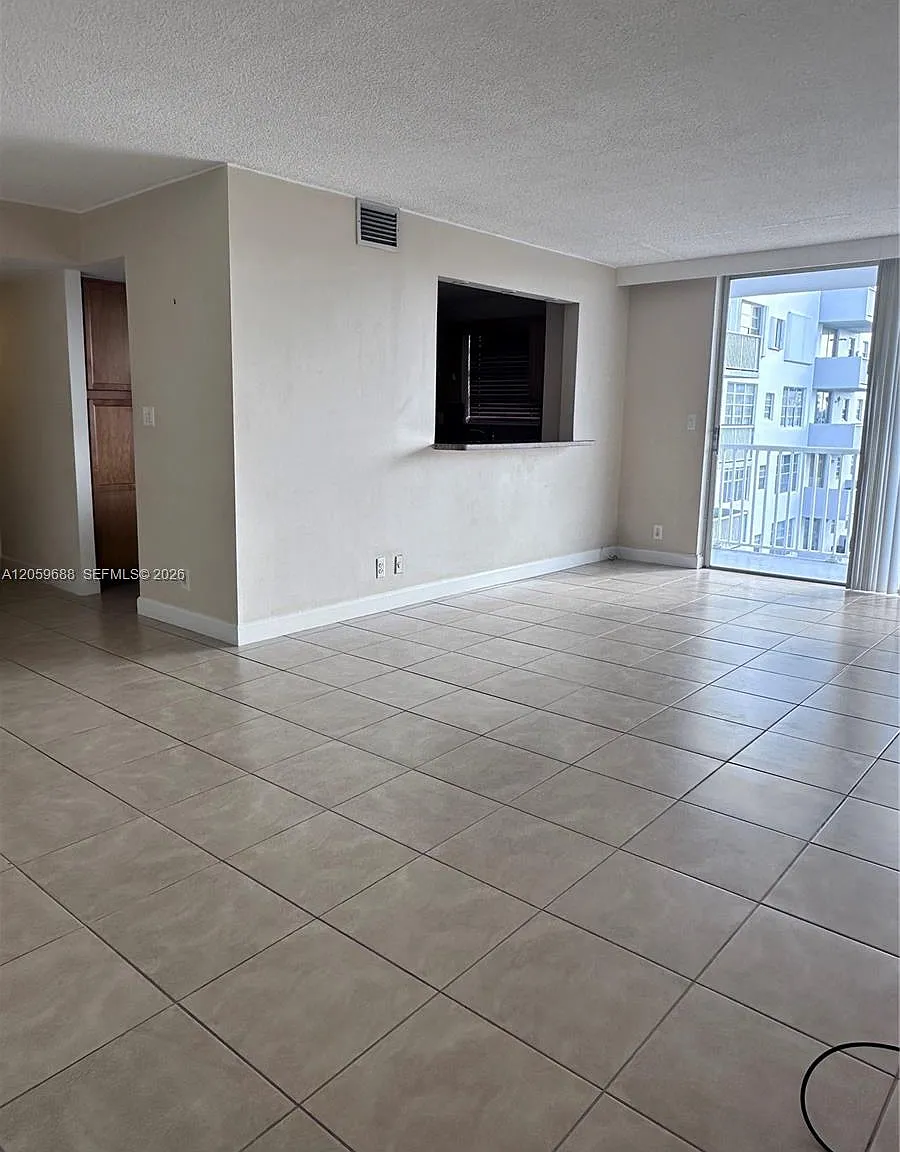 Golden Surf Towers Condo — Photo 3
