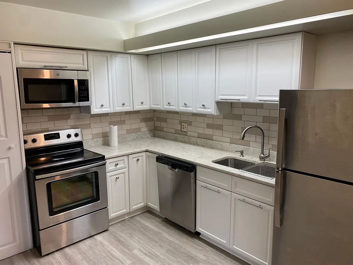 Building Photo - 10 Stonehenge Cir #11