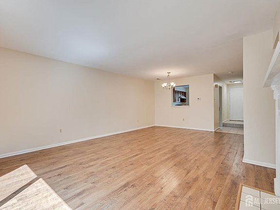 5th image of 160 Hampshire Dr
