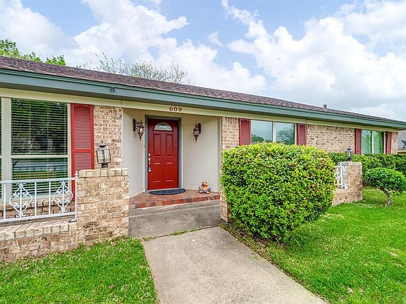 3rd image of 609 Robindale Dr