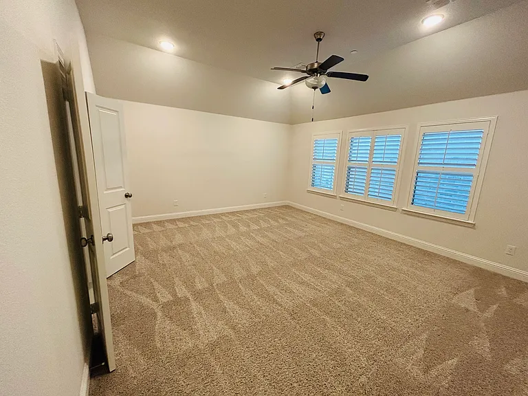 1045 Drew Ln — Photo 10