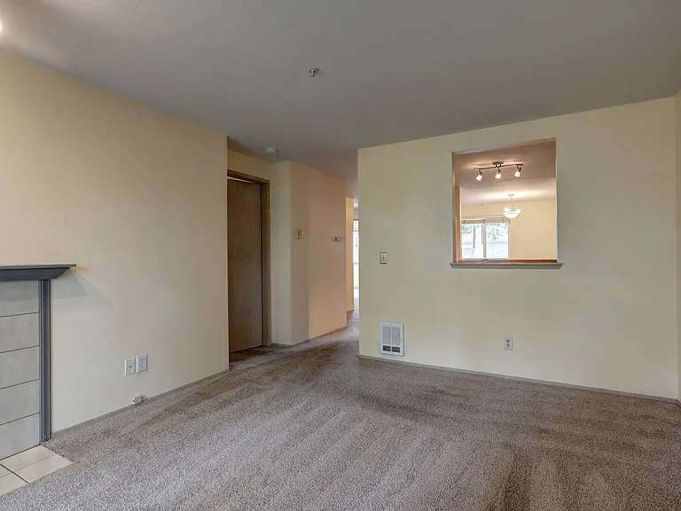 901 Sunset Blvd NE #D213 — Photo 6
