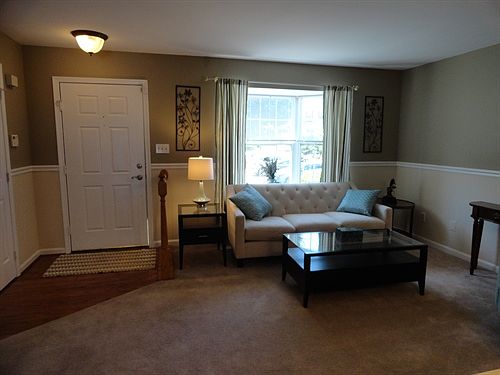 Living room w/ bay window