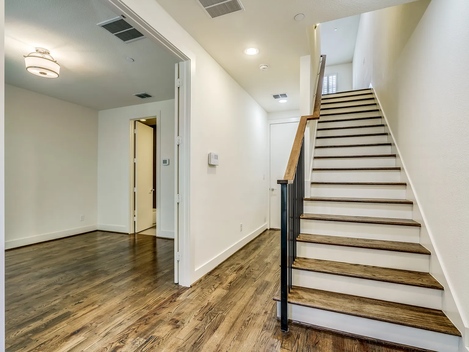 3 bed, 3.5 bath, 2023 sqft, $4,000 — Photo 4