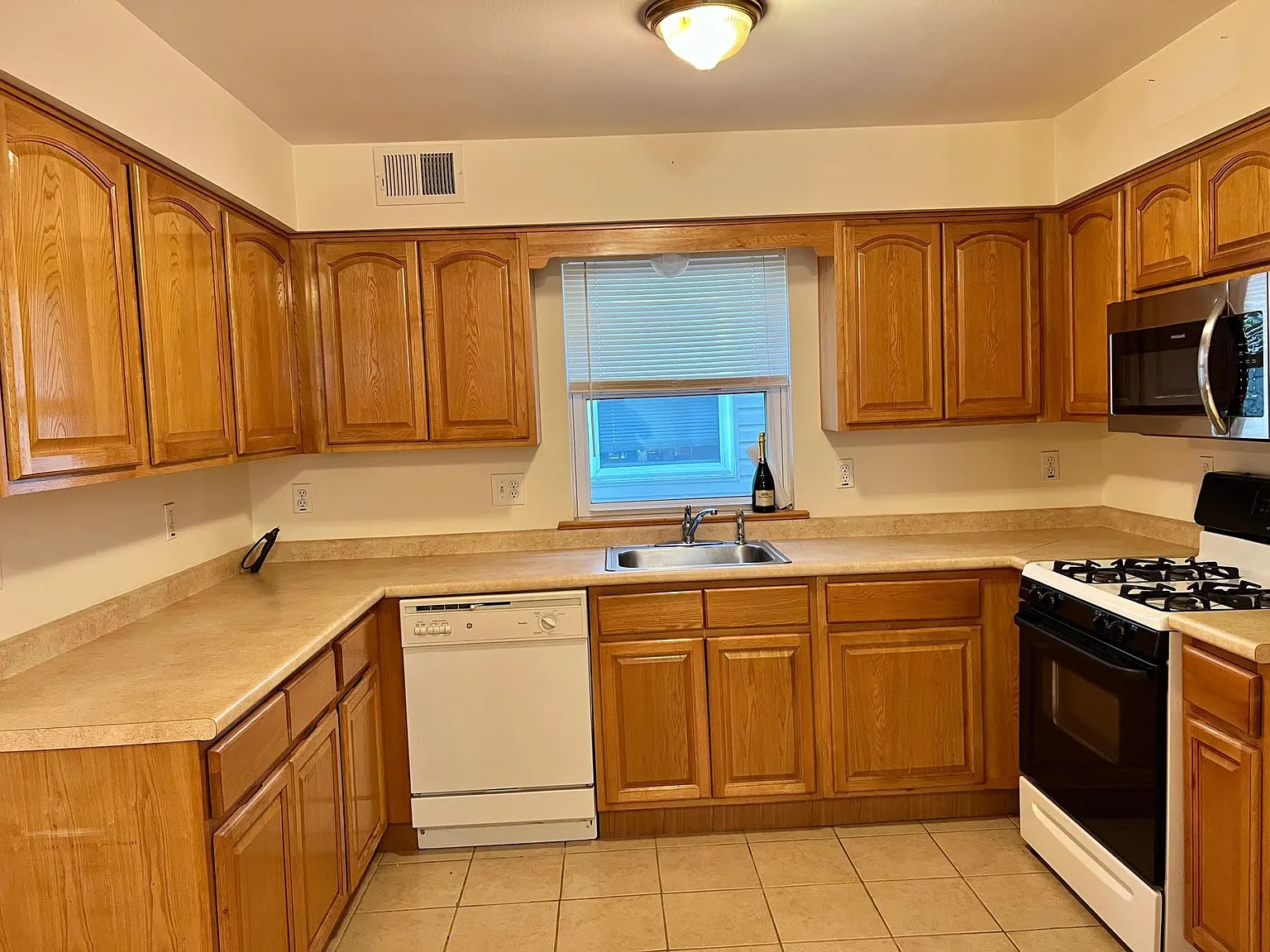 2 bed, 2.5 bath, 1000 sqft, $3,300 — Photo 2