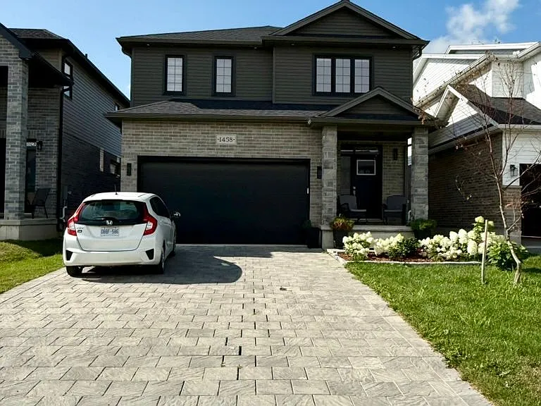 1458 Wright Cres — Photo 2