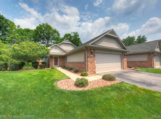 3052 N Rivers Edge Dr, Wayne, MI 48184