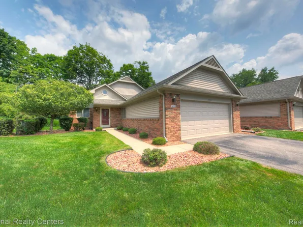 3052 N Rivers Edge Dr, Wayne, MI 48184