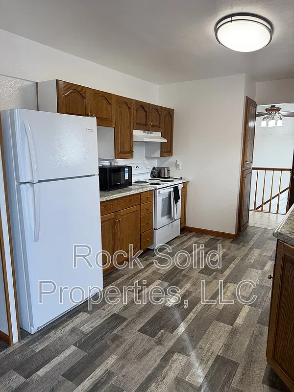 4 bed, 3.0 bath, 2532 sqft, $2,295 — Photo 4