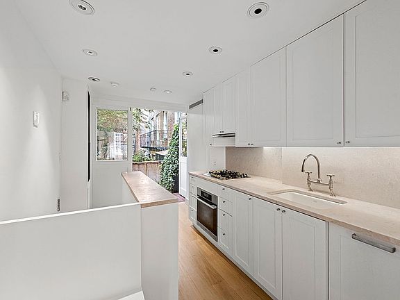 5th image of 75 1/2 Bedford St Unit Townhouse
