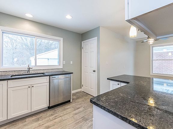 5th image of 1611 Ackley Ave