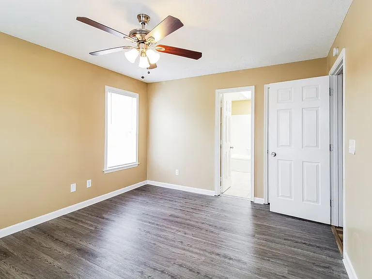 2424 Glen Laurel Dr — Photo 10