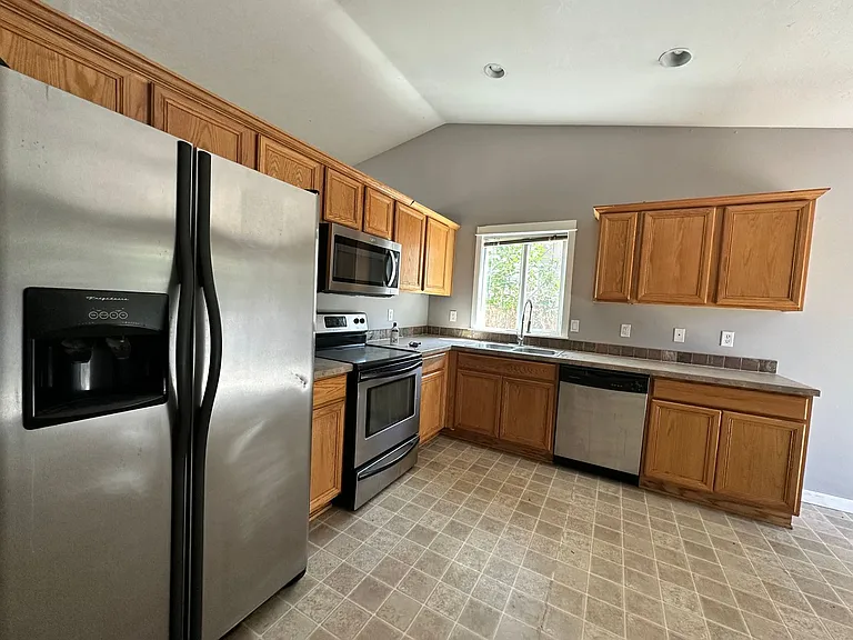 884 Trinity St NE — Photo 6