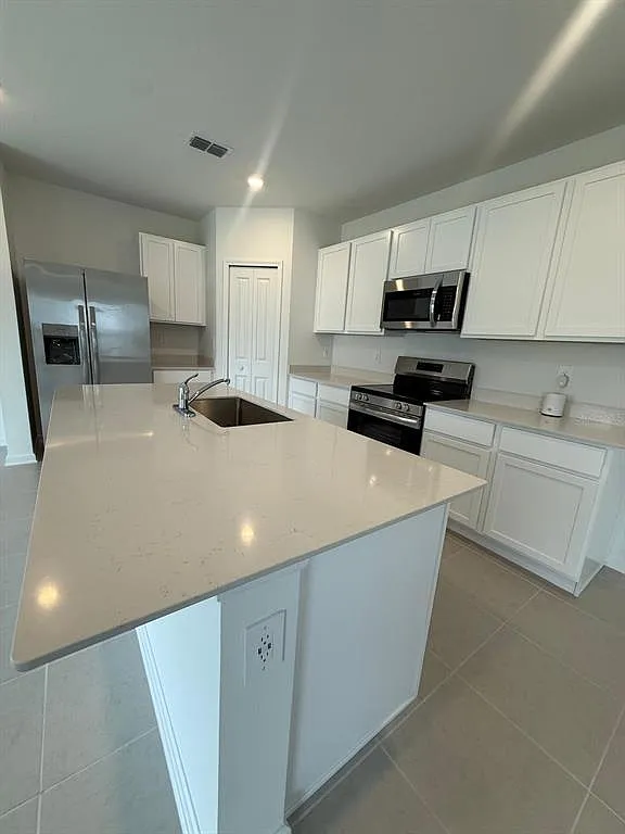4 bed, 2.5 bath, 1874 sqft, $2,300 — Photo 3
