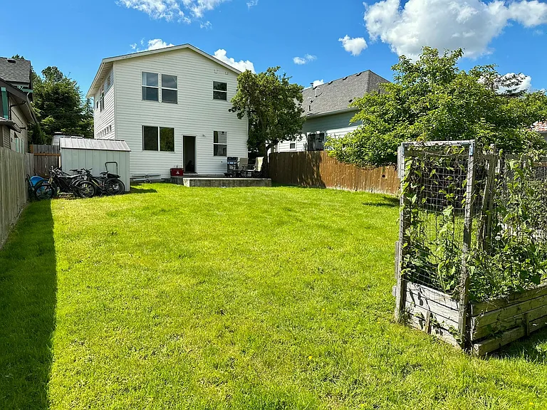 2728 Valencia St — Photo 26
