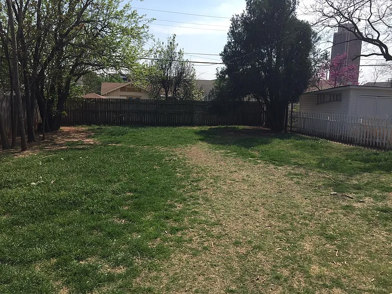 916 NW 25th St — Photo 15