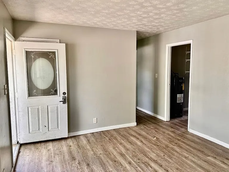 203 W Paulette Ave — Photo 2